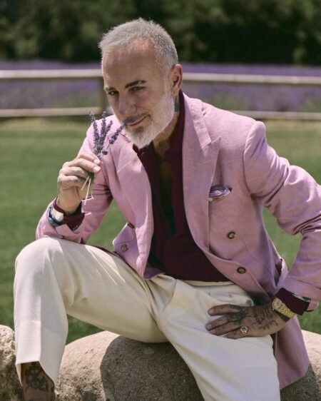 Hockerty: Der Cover-Look von Vacchi entsteht aus drei Zahlen Gianluca Vacchi im hellrosa Leinen-Zweireiher von Hockerty am Lavendelfeld