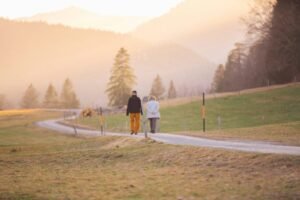 Ein älteres Ehepaar spaziert im Sonnenuntergang Ihre Pensionierung planen